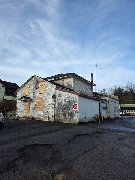 More Photos Of 142 S Main St, Naples General Retail For Sale