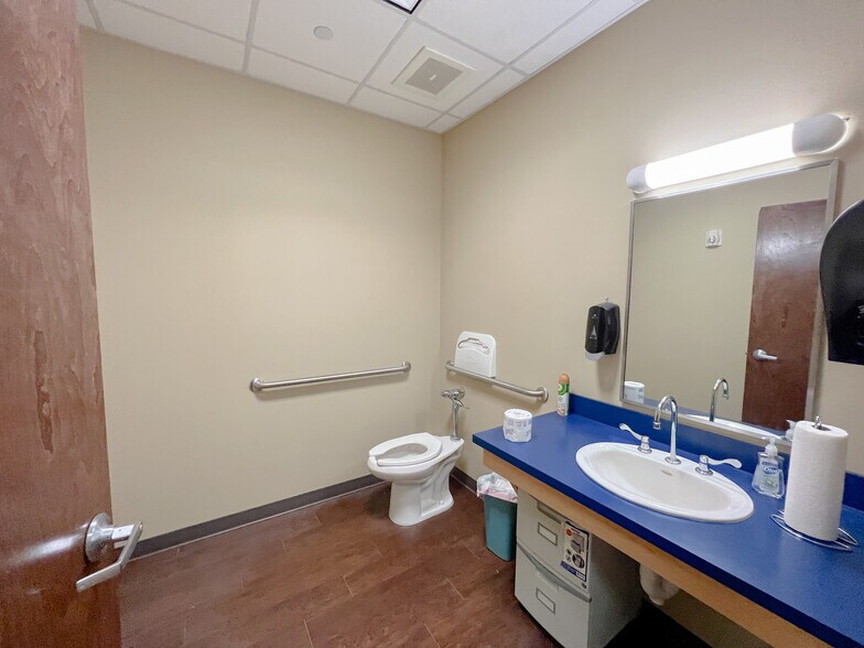 More Photos Of 17420 Highway 190 E, Hammond Showroom For Lease