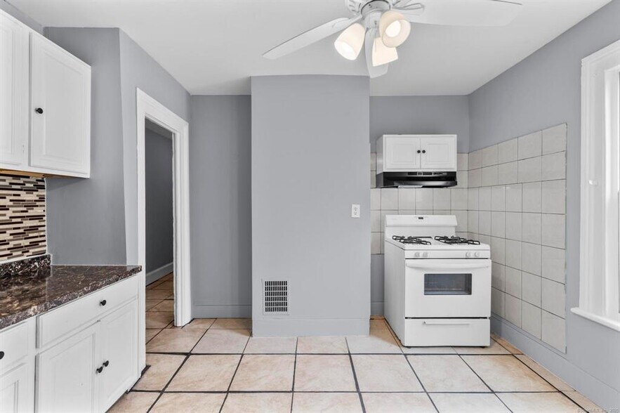 More Photos Of 39 Jane St, Bridgeport Apartments For Sale