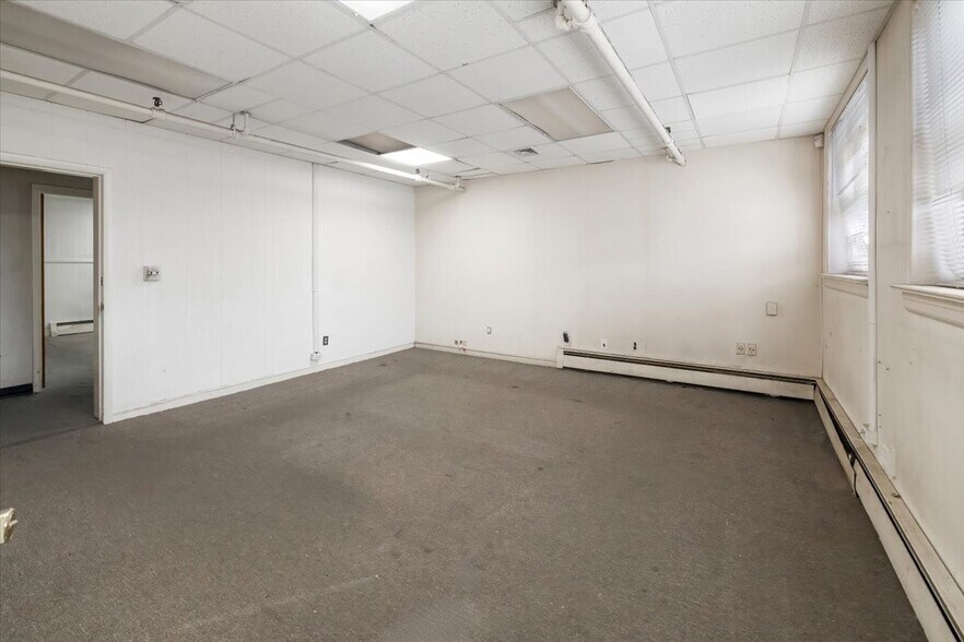 More Photos Of 390-400 Railroad Ave, Hackensack Warehouse For Lease