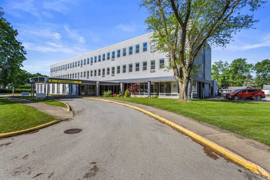 Primary Photo Of 704 N Main St, Tuscola Office Residential For Lease