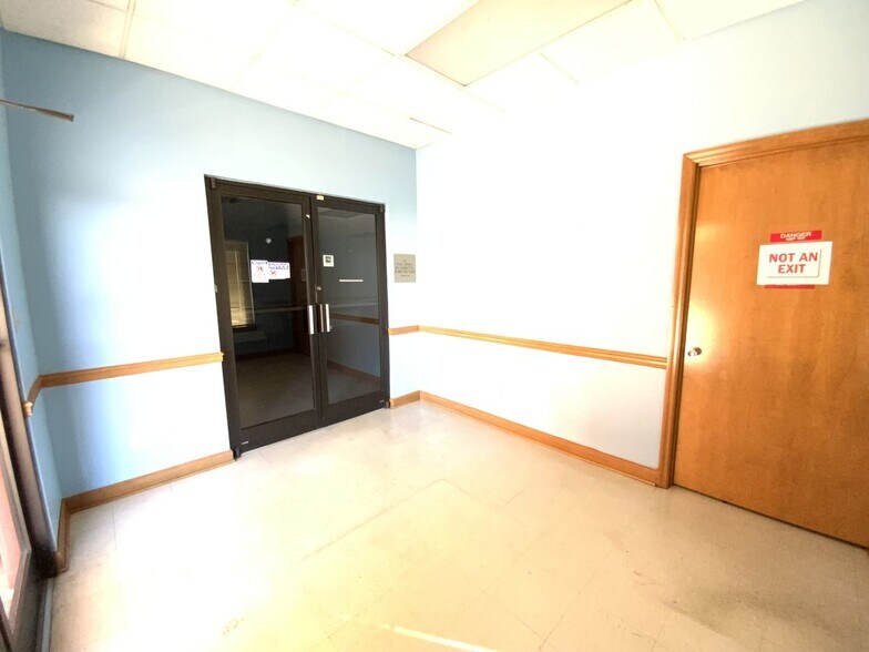 More Photos Of 2415 N Gateway Ave, Harriman Medical For Sale