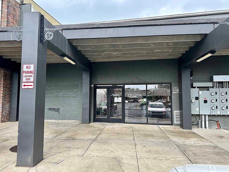 More Photos Of 117 Spring St, Johnson City General Retail For Lease