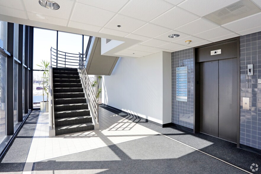 More Photos Of 1701 48th St, West Des Moines Office For Lease