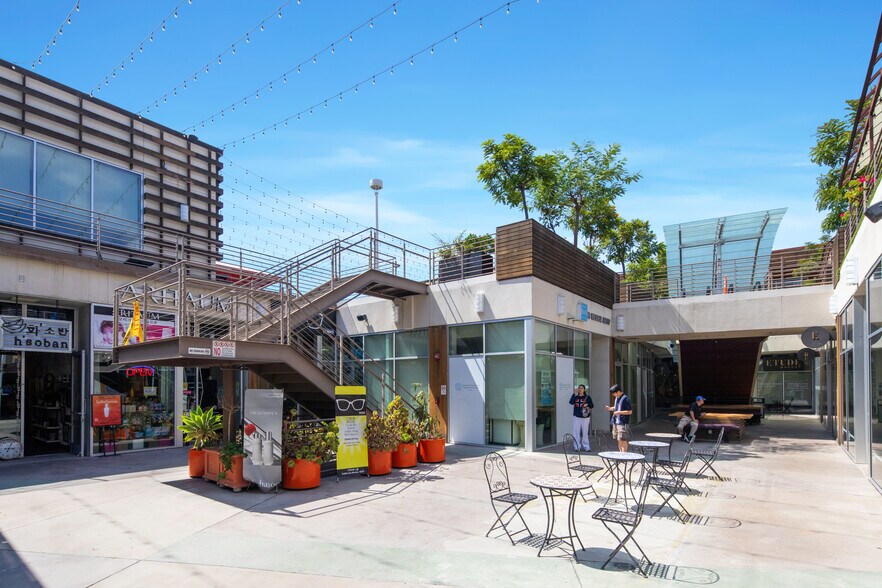 More Photos Of 450 S Western Ave, Los Angeles Freestanding For Lease
