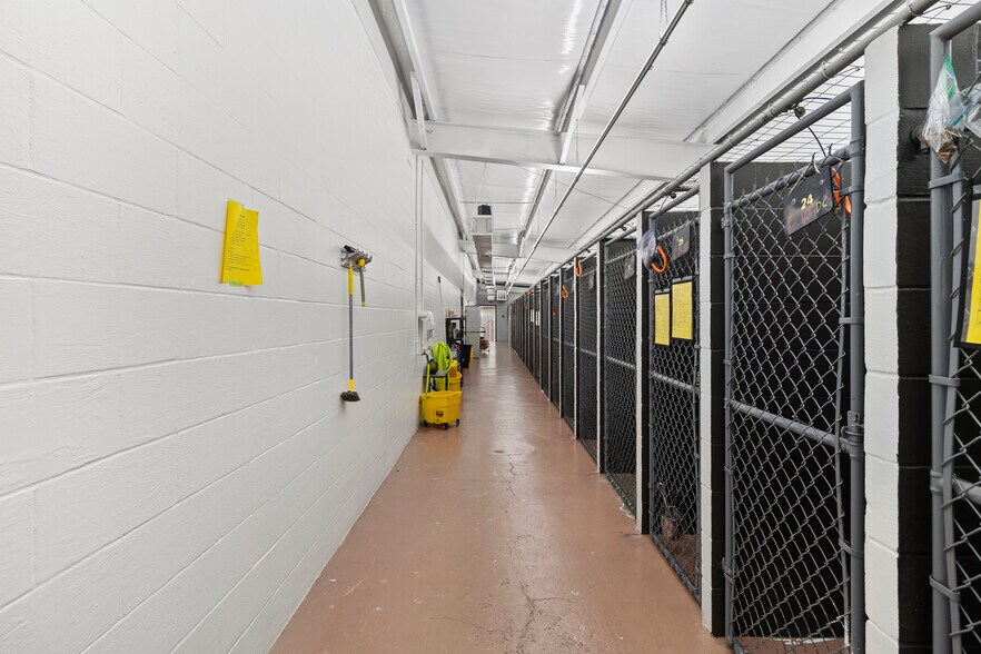 More Photos Of 119 Old River Rd, Montgomery Veterinarian Kennel For Sale