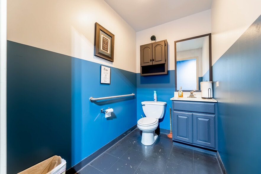 More Photos Of 17143 Westview Ave, Thornton Industrial For Sale