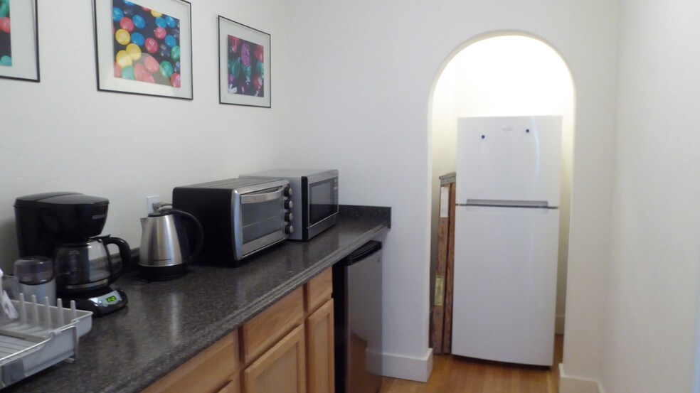 More Photos Of 451-461 E Main St, Ventura Storefront For Lease