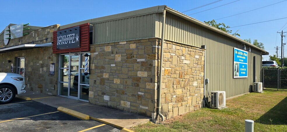 More Photos Of 206 Kings Plz, Granbury Freestanding For Sale