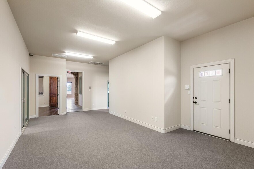 More Photos Of 105 Applewood Dr, Cedar Creek Office For Sale