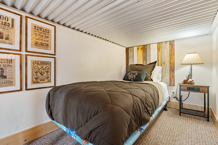 More Photos Of 417 Main St, Ashton Specialty For Sale