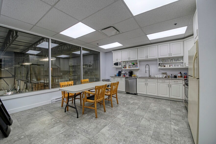 More Photos Of 310-350 Rue Ness, Montréal Light Distribution For Lease