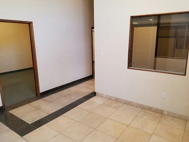 More Photos Of 5040 Edna Ave, Las Vegas Office For Lease