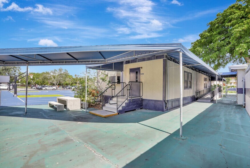 More Photos Of 959 SE 6th Ave, Deerfield Beach Schools For Sale