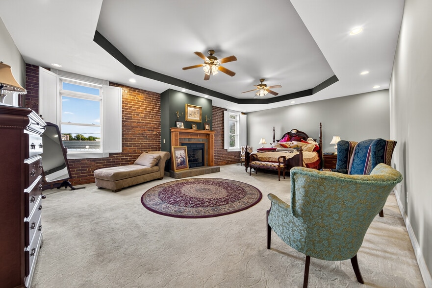 More Photos Of 109 7th Ave E, Springfield Flex For Sale