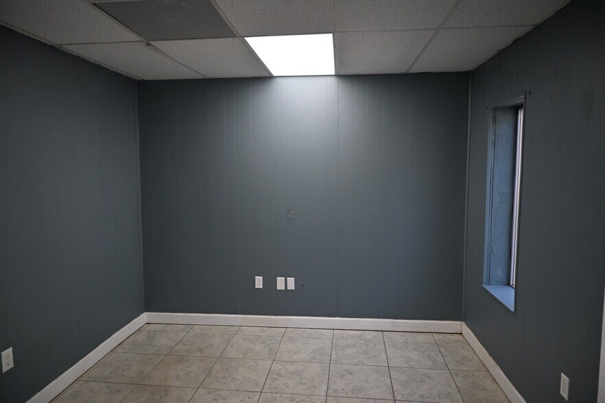 More Photos Of 14401 60th St N, Clearwater Warehouse For Lease