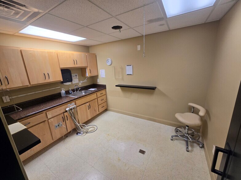 More Photos Of 427-433 Carriage Dr, Beckley Medical For Sale