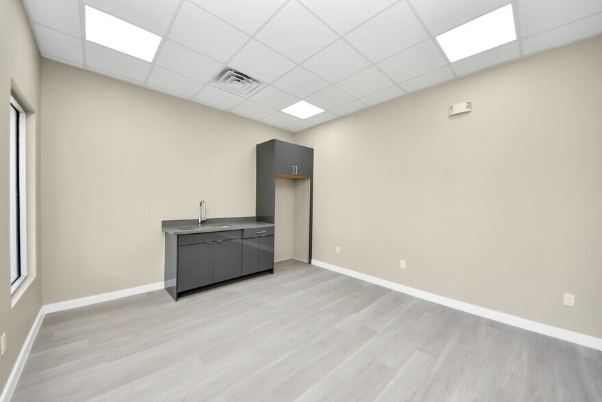 More Photos Of 1563 Live Oak St, Webster Office For Sale