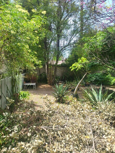More Photos Of 18552 Erwin St, Tarzana Land For Lease