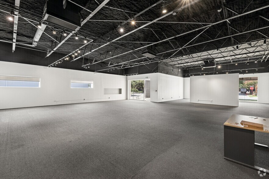 More Photos Of 1710 Hi Line Dr, Dallas Showroom For Lease