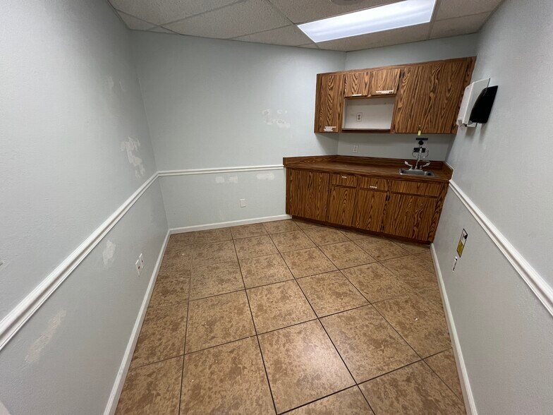 More Photos Of 500 Vonderburg Dr, Brandon Medical For Lease