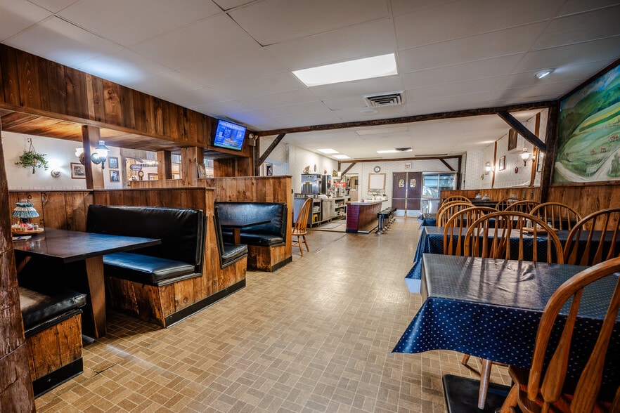 More Photos Of 176 N Market St, Shreve General Retail For Sale