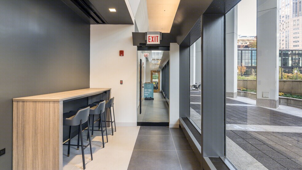 More Photos Of 200 S Wacker Dr, Chicago Office For Lease