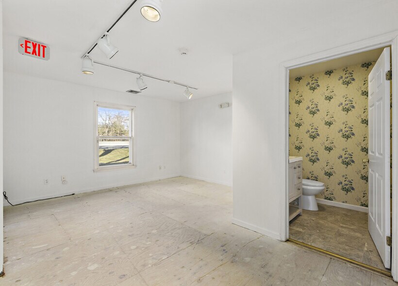 More Photos Of 584 State Rt 17, Ridgewood Office Residential For Lease