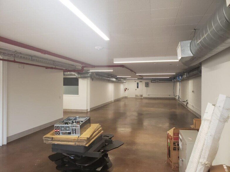 More Photos Of 1020 Chestnut St, Burbank Light Distribution For Lease