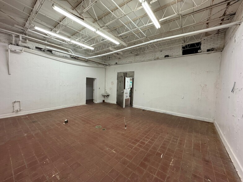 More Photos Of 2941 Moose Trl, Elkhart Manufacturing For Sale