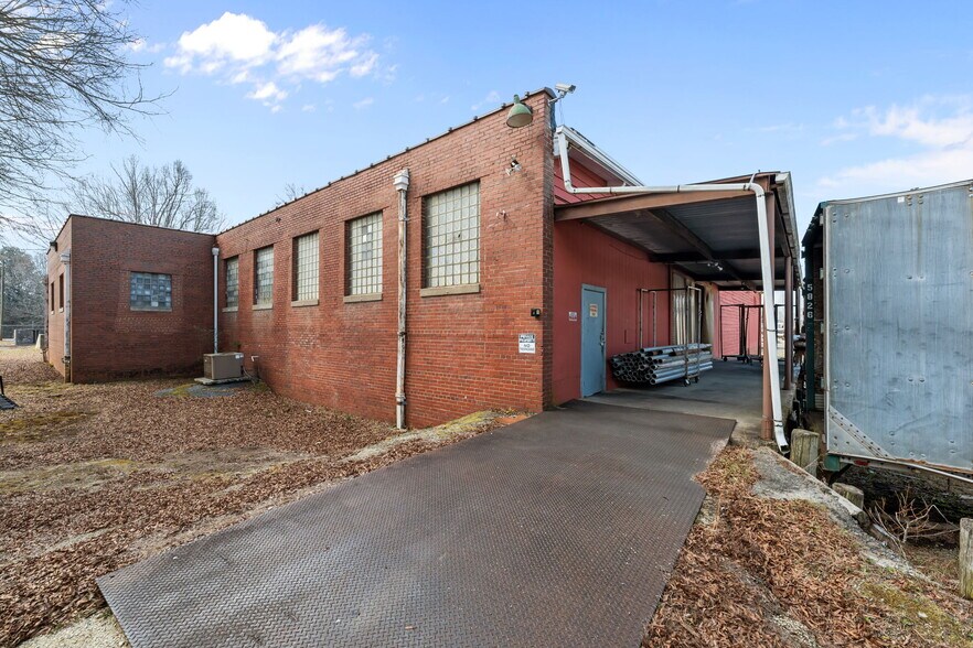 More Photos Of 312 W Luther Ave, Liberty Manufacturing For Sale