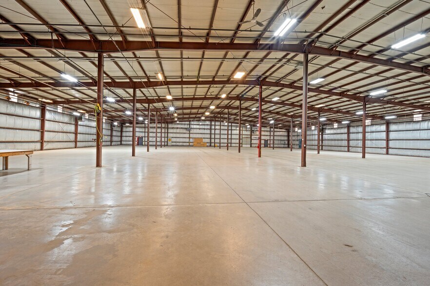 More Photos Of 815-925 E Albert Dr, Manitowoc Warehouse For Lease