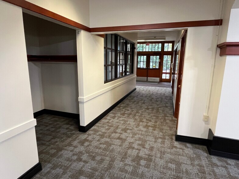 More Photos Of 7688 SW Capitol Hwy, Portland Specialty For Lease