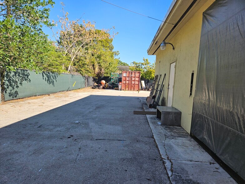 More Photos Of 27900 Industrial St, Bonita Springs Warehouse For Sale