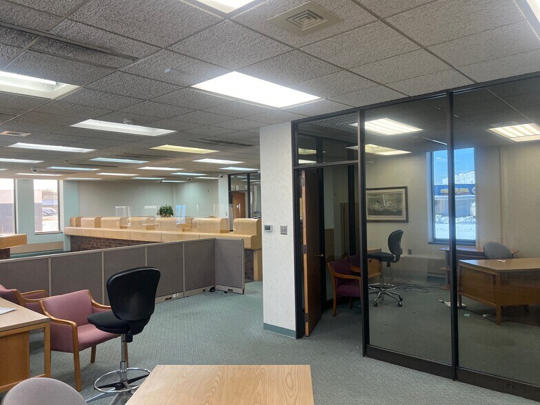More Photos Of 660 N University Blvd, Middletown Office For Sale