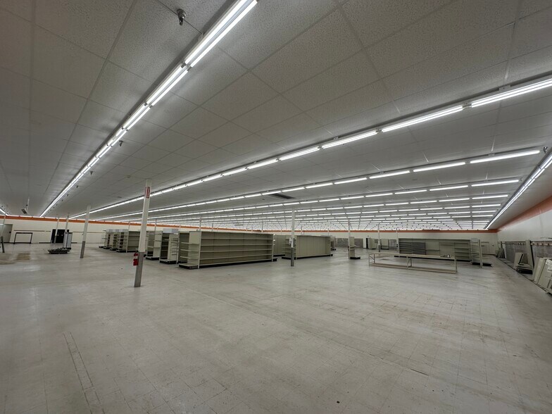More Photos Of 102 Utica St, Hamilton Storefront For Sale