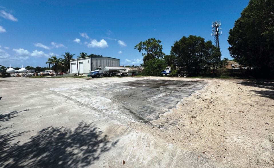 More Photos Of 3596 Prospect Ave, Naples Warehouse For Lease