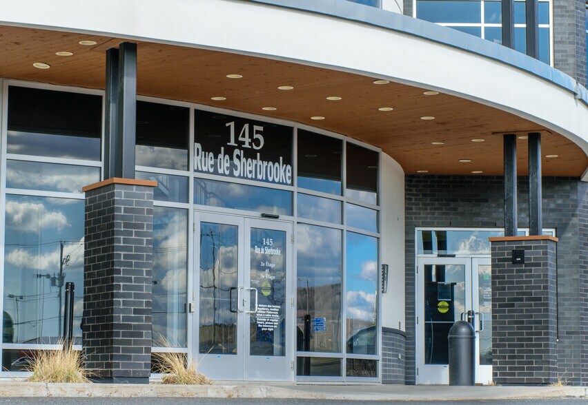 More Photos Of 145 Rue De Sherbrooke, Cowansville Office For Lease