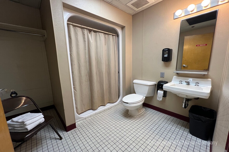 More Photos Of 2813 N Neergard Ave, Springfield Truck Terminal For Sale