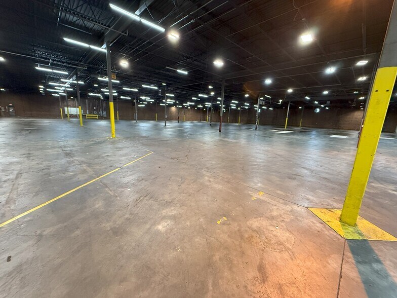 More Photos Of 11129 Monroe Rd, Matthews Warehouse For Lease
