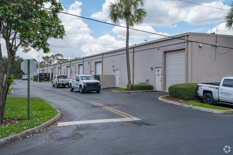 More Photos Of 6555 Powerline Rd, Fort Lauderdale Light Manufacturing For Lease