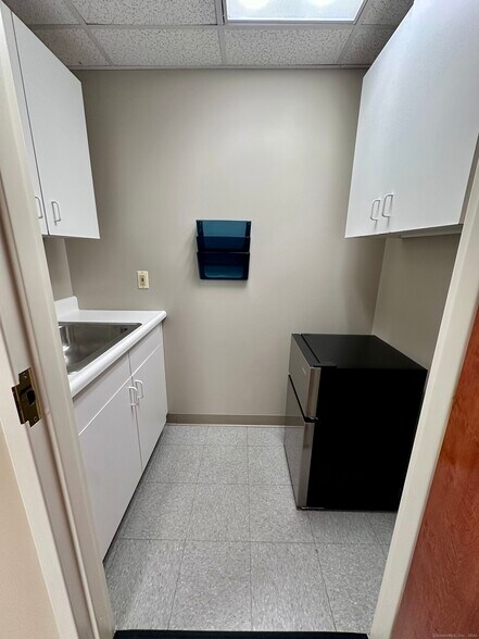 More Photos Of 42 E High St, East Hampton Storefront Retail Office For Lease