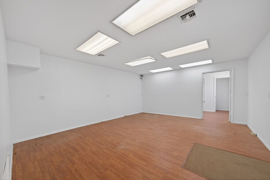 More Photos Of 3215 Zanderson Ave, Jourdanton Loft Creative Space For Lease