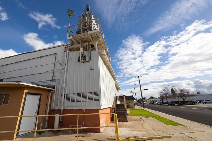 More Photos Of 200 N Uruapan Way, Dinuba Warehouse For Sale