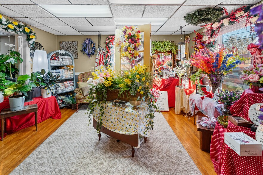 More Photos Of 223 Helm St, Elizabethtown General Retail For Sale