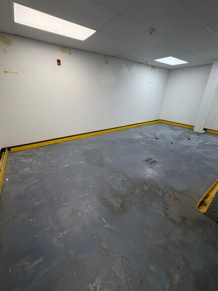 More Photos Of 150 E 400 N, Salem Manufacturing For Lease
