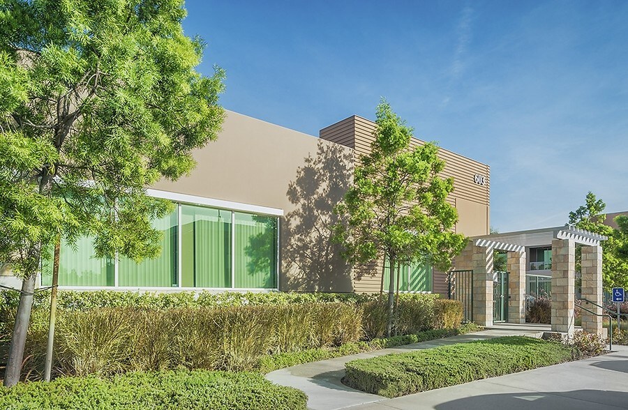 More Photos Of 601 N Parkcenter Dr, Santa Ana Office For Lease