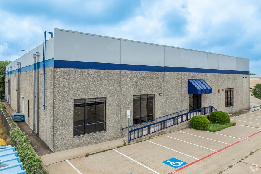 More Photos Of 4030 Express St, Arlington Distribution For Sale