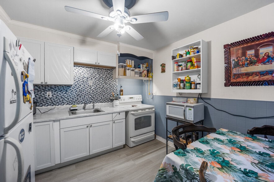 More Photos Of 2516-2518 N Dupont Pky, Middletown Freestanding For Sale