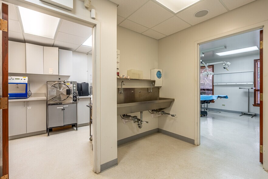 More Photos Of 401 N York St, Elmhurst Medical For Lease